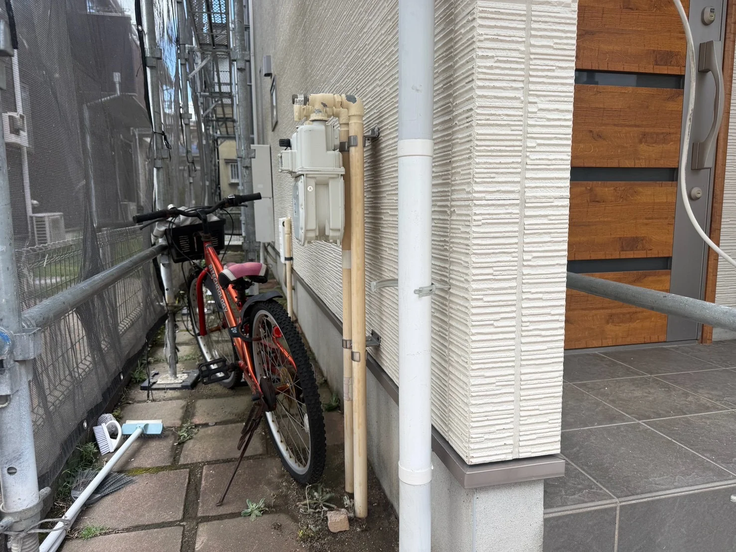 玄関前の竪樋を新しい部材でつなぎ直して交換した後の状態