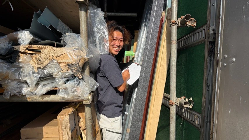 施工管理のカスヤによる屋根材の在庫管理 屋根材を保管する自社倉庫で施工管理を行うカスヤ