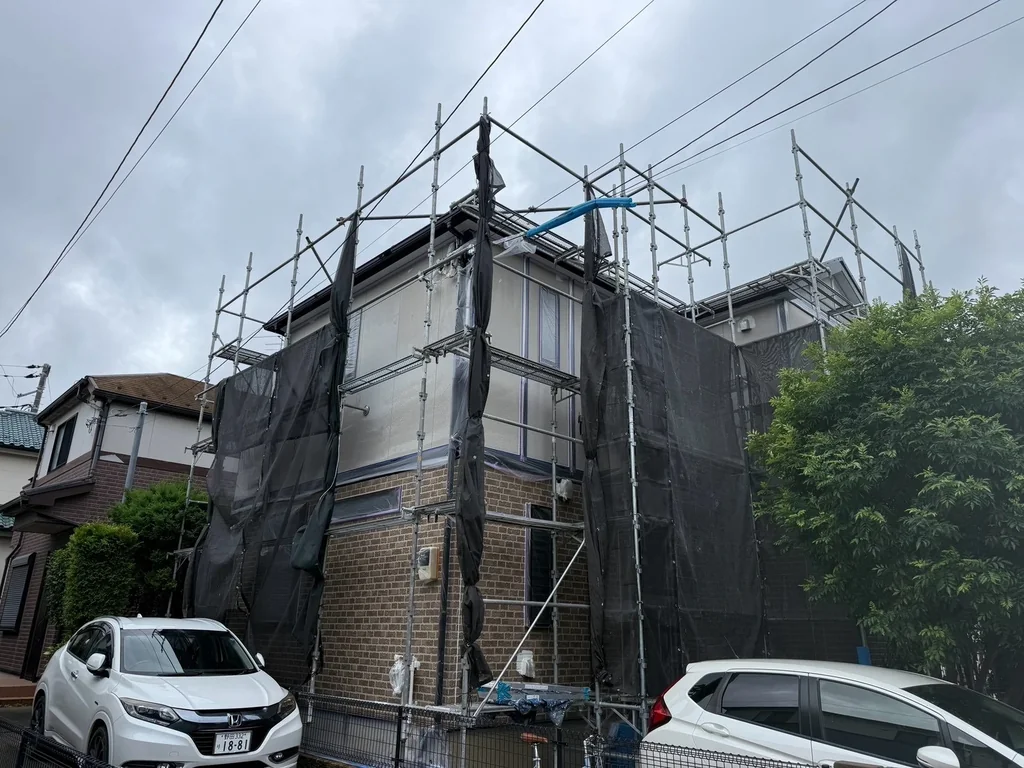 千葉エリアの住宅で足場ネットを風の影響に合わせて畳んだ状態