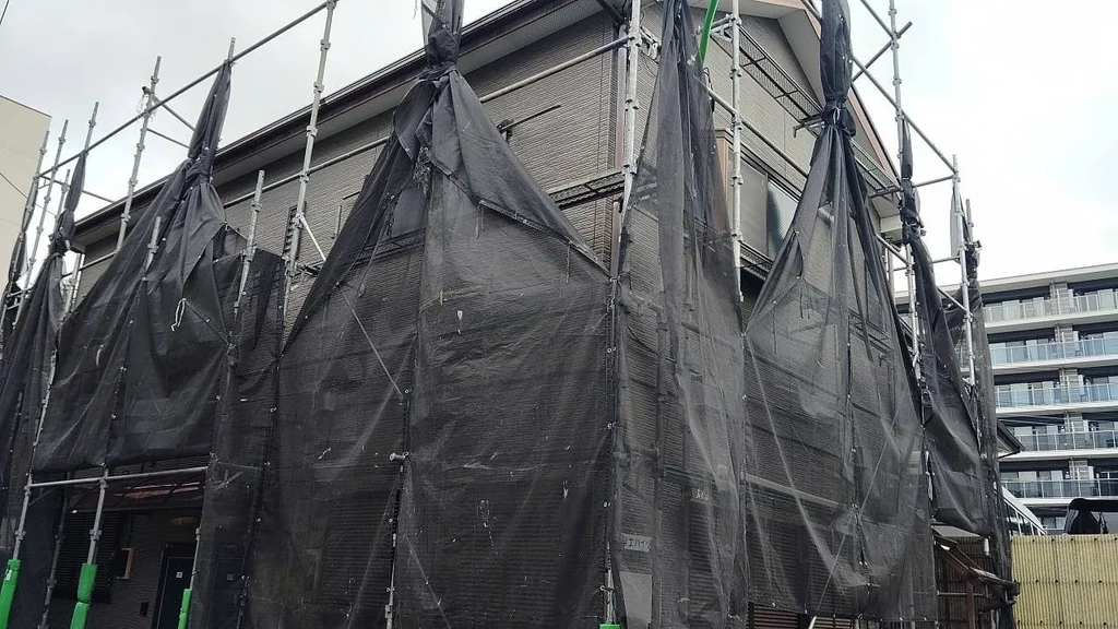 台風前に足場ネットを畳み建物まわりを確認した住宅の現場