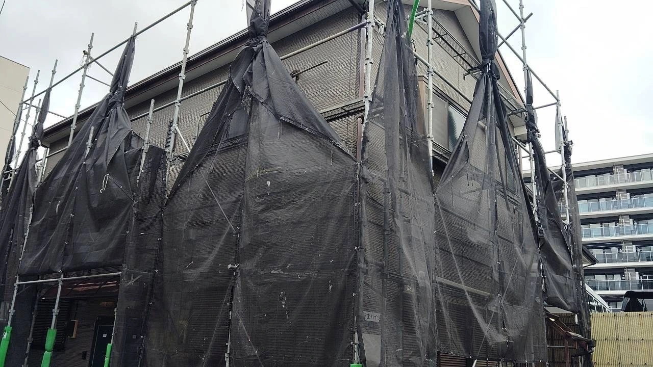 台風前に足場ネットを畳み建物まわりを確認した住宅の現場