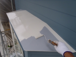 千葉県柏市O様邸の外壁塗装と屋根塗装工程：上塗り1回目（1液ファインシリコンセラUV）