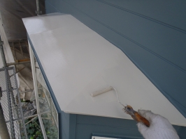 千葉県柏市O様邸の外壁塗装と屋根塗装工程：上塗り2回目（1液ファインシリコンセラUV）