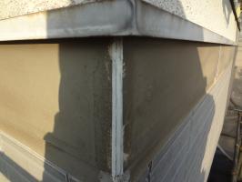 千葉県柏市N様邸の外壁塗装と屋根塗装工程：コーキング打ち替え（ならし）