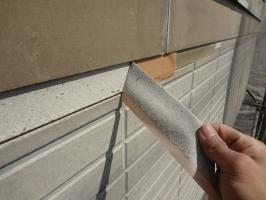 千葉県柏市N様邸の外壁塗装と屋根塗装工程：劣化塗膜の除去（テープ剥離）