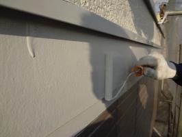 千葉県柏市N様邸の外壁塗装と屋根塗装工程：上塗り２回目（弾性クリーンマイルドウレタン）