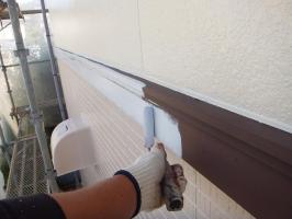 茨城県つくばみらい市N様邸の外壁塗装と屋根塗装工程：下塗り（ハイポンファインプライマーⅡ）
