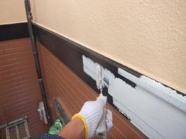 千葉県船橋市U様邸の外壁塗装と屋根塗装工程：下塗り（防錆プライマー）