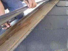 松戸市M様邸で棟板金を開けて内部の木材の腐食を点検している実写真