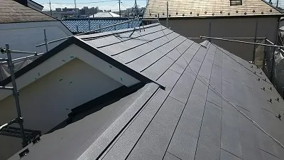 松戸市I様邸のスーパーガルテクトによる屋根カバー工法の施工後