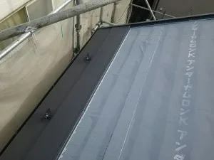 松戸市I様邸の屋根カバー工法で全面粘着式の防水紙アンダーガムロンKを敷いた実写真