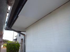 茨城県つくばみらい市N様邸の外壁塗装と屋根塗装工程：上塗り１回目(ケンエースGⅡ)