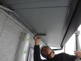 千葉県我孫子市H様邸の外壁塗装と屋根塗装工程：上塗り２回目(ケンエースGⅡ)