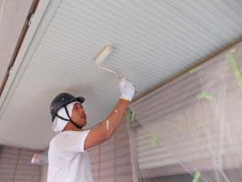 千葉県柏市N様邸の外壁塗装と屋根塗装工程：上塗り2回目（ファインシリコンフレッシュ）