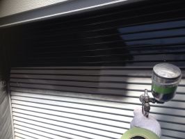 千葉県柏市M様邸の外壁塗装と屋根塗装工程：上塗り1回目（クリーンマイルドシリコン）