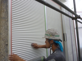 千葉県柏市K様邸の外壁塗装と屋根塗装工程：下処理（不純物除去、密着向上）