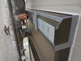 千葉県松戸市S様邸の外壁塗装と屋根塗装工程：シャッターボックス下塗り（防錆プライマー）