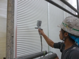 千葉県柏市K様邸の外壁塗装と屋根塗装工程：下塗り(防錆プライマー)