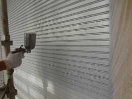 千葉県松戸市O様邸の外壁塗装と屋根塗装工程：上塗り1回目（1液ファインシリコンセラUV）