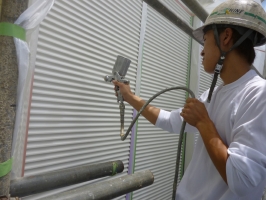 千葉県柏市K様邸の外壁塗装と屋根塗装工程：上塗り2回目（クリーンマイルドシリコン）