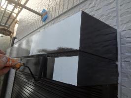 千葉県我孫子市H様邸の外壁塗装と屋根塗装工程：シャッターボックス上塗り1回目（一液ファインシリコンセラUV）