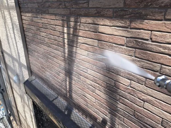 我孫子市O様邸で外壁を高圧洗浄している施工写真