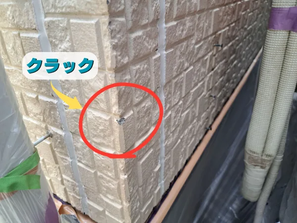 我孫子市O様邸で外壁のクラックを確認した施工前写真