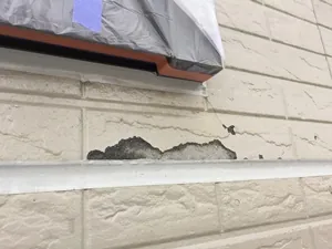 我孫子市H様邸で外壁の凍害による欠けが出ている写真
