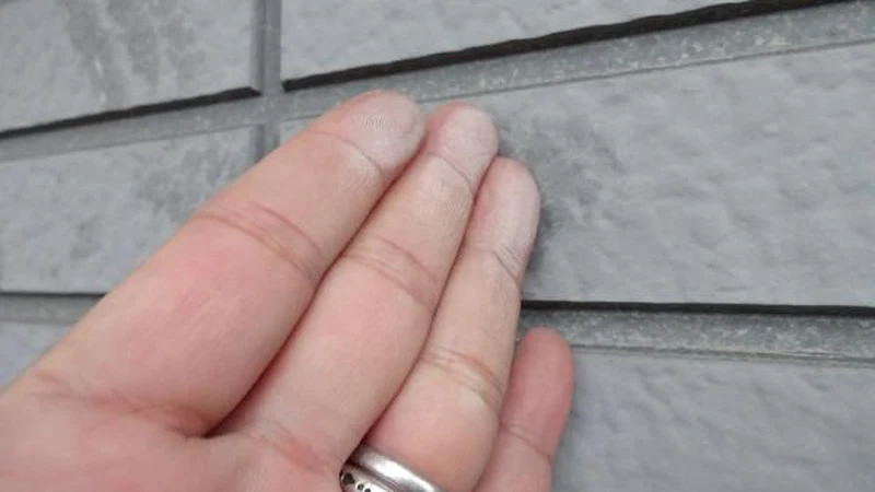 松戸市の外壁で確認された紫外線劣化によるチョーキング（白亜化）の現場実写真
