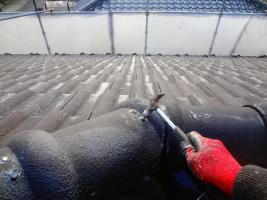 茨城県龍ヶ崎市Ｋ様邸の外壁塗装と屋根塗装工程：棟包みの釘の打ち込み
