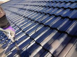 茨城県龍ヶ崎市Ｋ様邸の外壁塗装と屋根塗装工程：上塗り１回目（SUN瓦Sトップ）