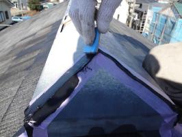 千葉県柏市O様邸の外壁塗装と屋根塗装工程：棟包みのコーキング打ち替え