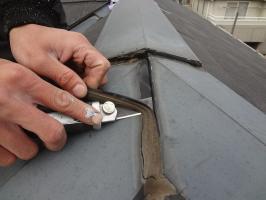 千葉県柏市N様邸の外壁塗装と屋根塗装工程：棟包みのコーキング打ち替え