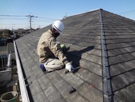 千葉県柏市O様邸の外壁塗装と屋根塗装工程：縁切り材の挿入（タスペーサー）