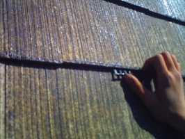 千葉県柏市M様邸の外壁塗装と屋根塗装工程：縁切り材の挿入（タスペーサー）