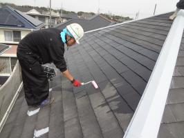 千葉県柏市N様邸の外壁塗装と屋根塗装工程：下塗り（浸透性下地強化シーラー）１～２回塗り