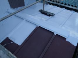 千葉県松戸市A様邸の屋根塗装工程の板金部下塗り(防錆プライマー)