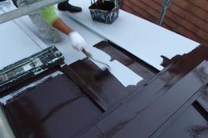 千葉県松戸市A様邸の屋根塗装工程の棟包みの上塗り1回目（ファインシリコンフレッシュ）