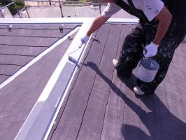 千葉県柏市N様邸の外壁塗装と屋根塗装工程：板金部下塗り(防錆プライマー)