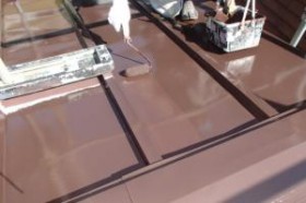 千葉県松戸市A様邸の屋根塗装工程の上塗り2回目（ファインシリコンフレッシュ）