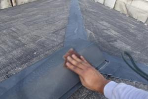 千葉県成田市M様邸の外壁塗装と屋根塗装工程：板金部のケレン
