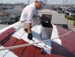 茨城県取手市T様邸の外壁塗装と屋根塗装工程：上塗り1回目(サーモアイSi)