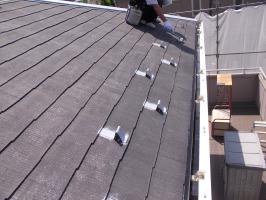 千葉県柏市N様邸の外壁塗装と屋根塗装工程：板金部下塗り(防錆プライマー)