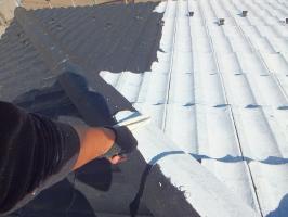 茨城県つくばみらい市の屋根塗装工程の下塗り（サーモアイシーラー）