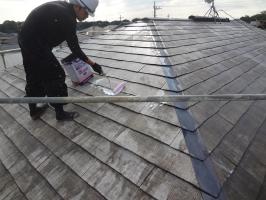 千葉県我孫子市の屋根塗装工程の下塗り１～２回塗り（ベスト強化シーラー）