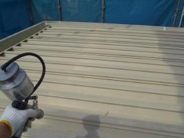 千葉県白井市I様邸の外壁塗装と屋根塗装工程：下塗り（サーモアイプライマー）