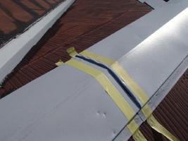 茨城県取手市M様邸の外壁塗装と屋根塗装工程：棟包みのコーキング
