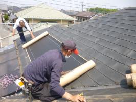 千葉県柏市I様邸の外壁塗装と屋根塗装工程：下地防水シート[ルーフィング]の貼付