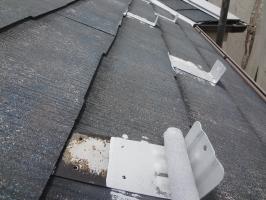 千葉県松戸市S様邸の外壁塗装と屋根塗装工程：雪止めの下塗り(防錆プライマー)