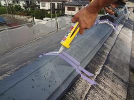 千葉県我孫子市の屋根塗装工程の棟包みのコーキング(打ち込み)